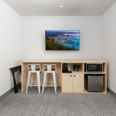 Surfland Hotel Lincoln City Room photo