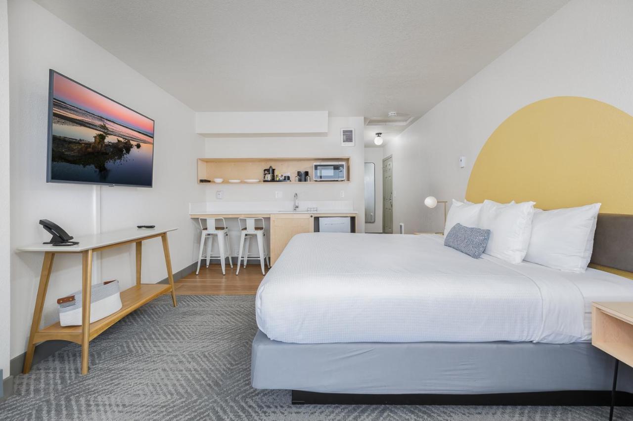 Surfland Hotel Lincoln City Room photo