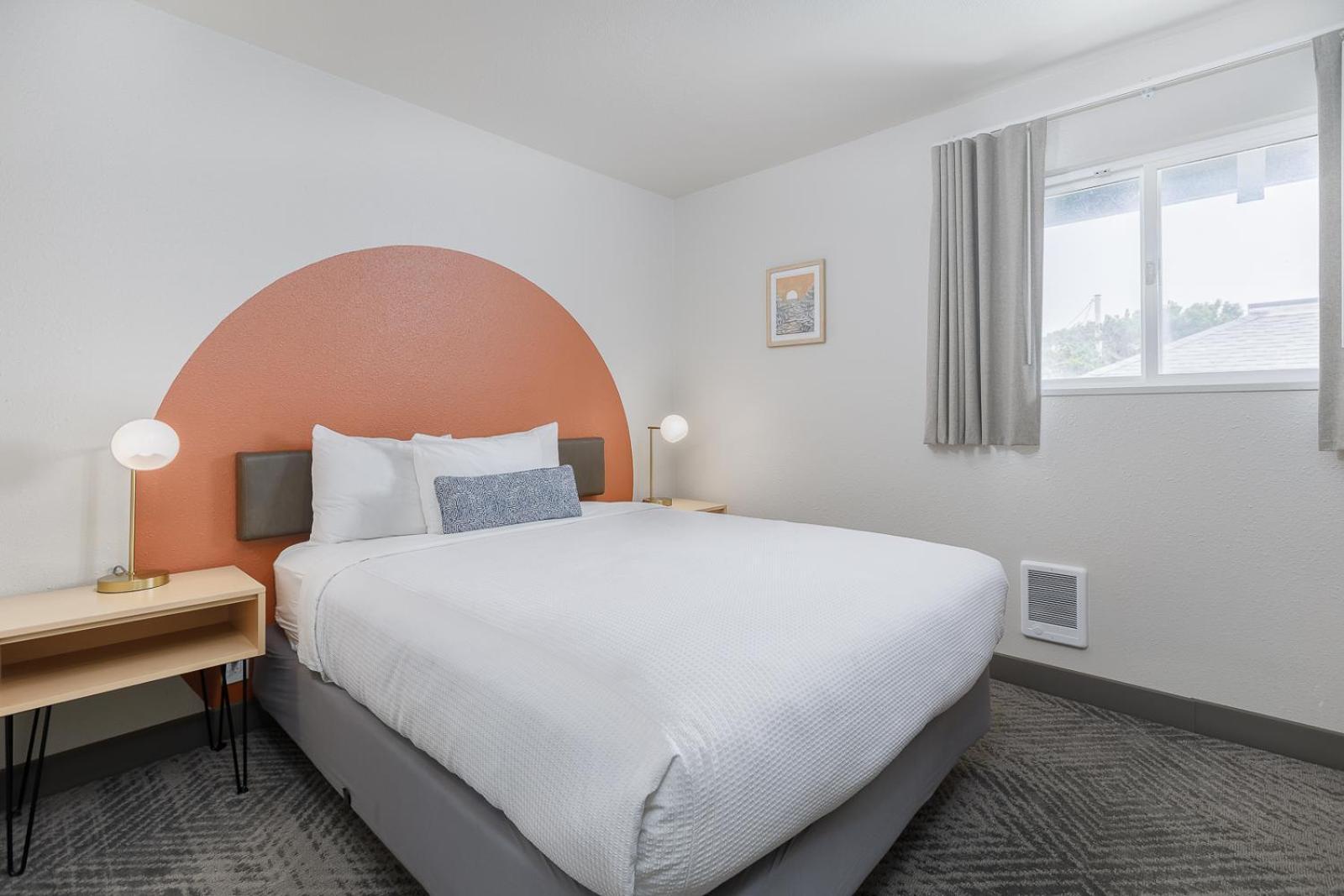 Surfland Hotel Lincoln City Room photo